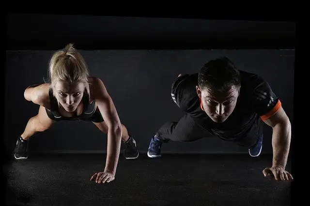 Build Muscle and Lose Fat - Man and woman doing push ups