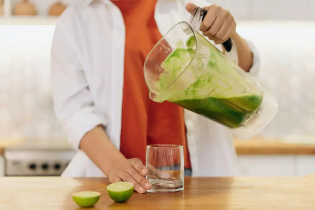 Best Countertop Blenders for Smoothie - Pouring a smoothie