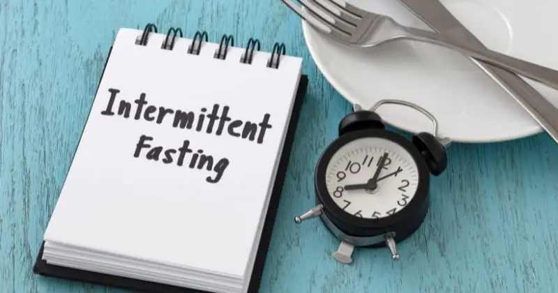 Intermittent fasting - Alarm Clock, a Place setting, and a note pad