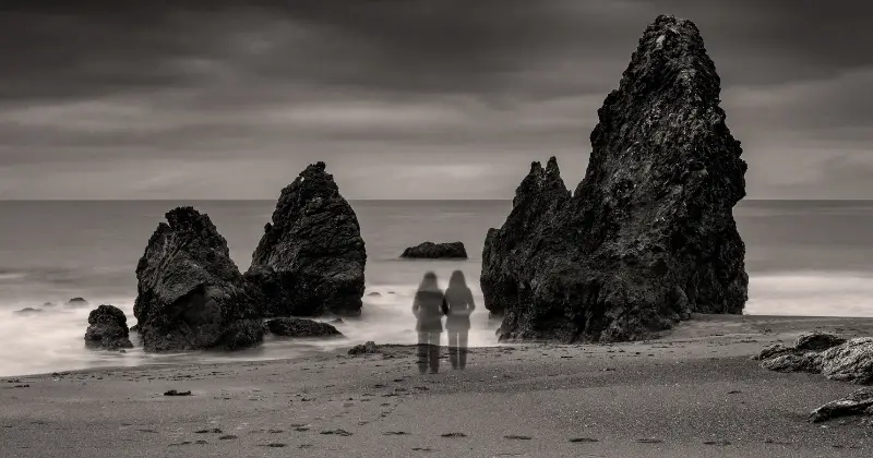 Trauma-related dissociation - 2 fading figures on the beach